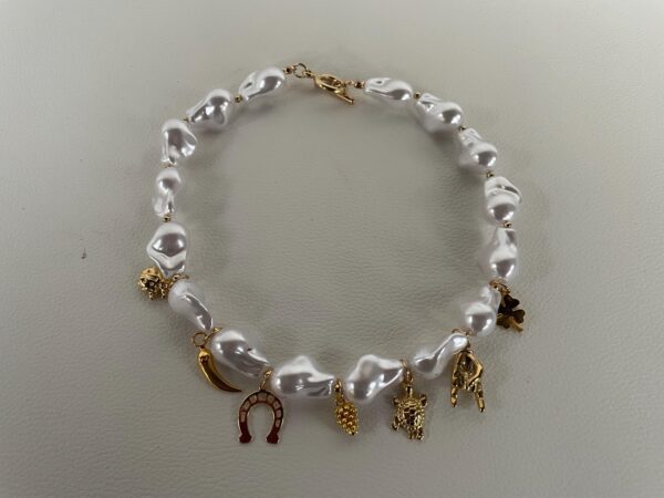 Collana girocollo, perle "scaramazze" con charms assortiti, collana perle, charms della Fortuna, regalo per lei. )