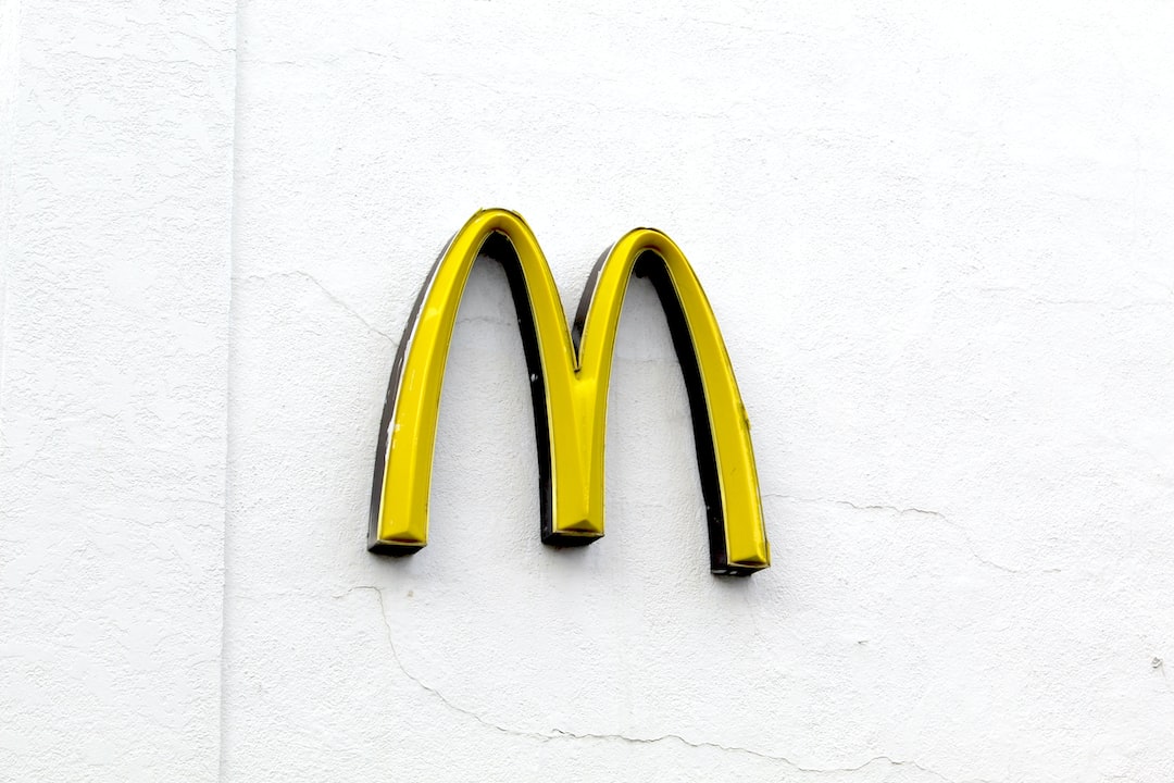 Znak McDonald'sa sa strane zgrade.