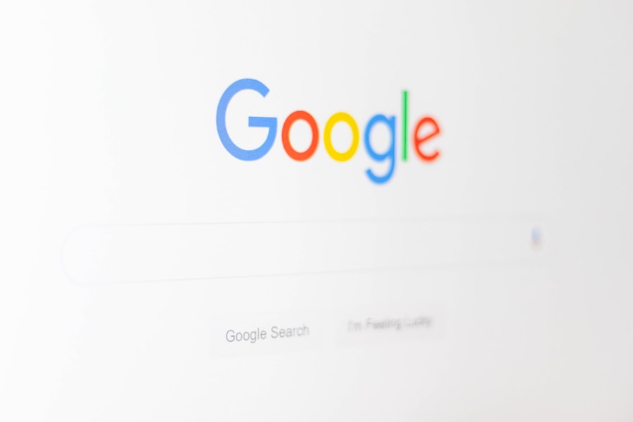 パソコン画面に表示されたGoogleホームページのクローズアップ。空白の検索バーの上にGoogleロゴが表示されています。背景はほぼ白で、ミニマルなデザインです。.
