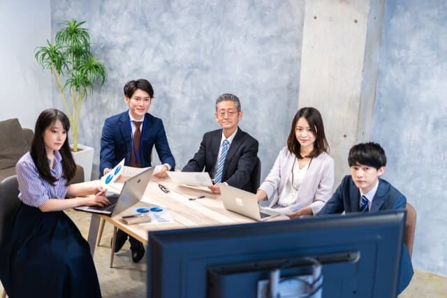 PCモニターを見る人々