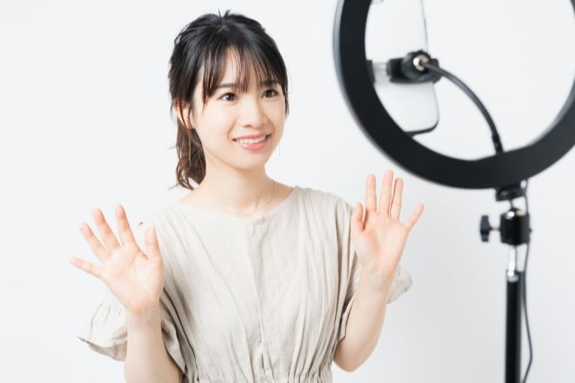 스마트 폰으로 사진을 찍는 여자