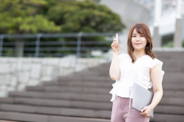 女子举起食指